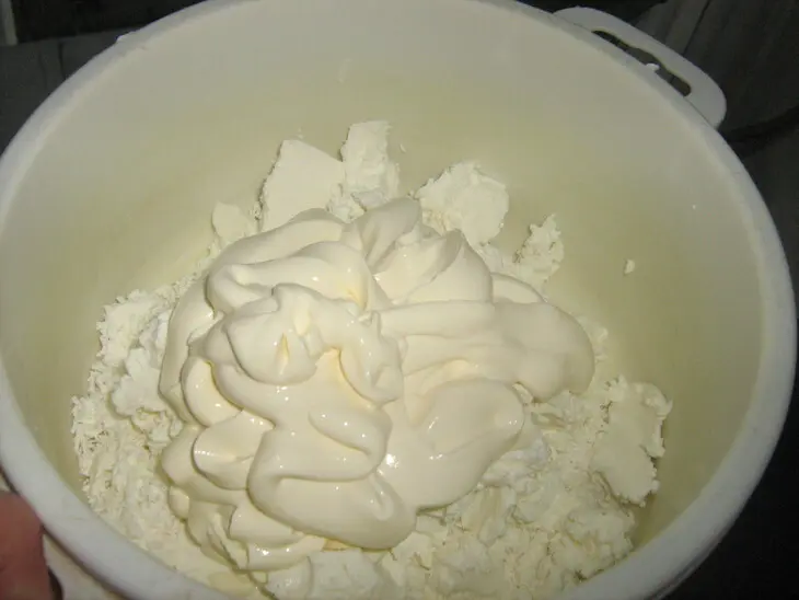 Закуска из свеклы с творожно-сырным кремом и крутонами.: шаг 4