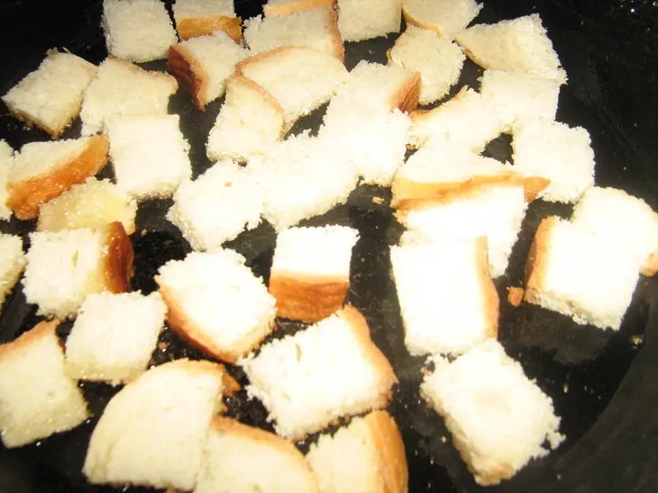 Закуска из свеклы с творожно-сырным кремом и крутонами.: шаг 7