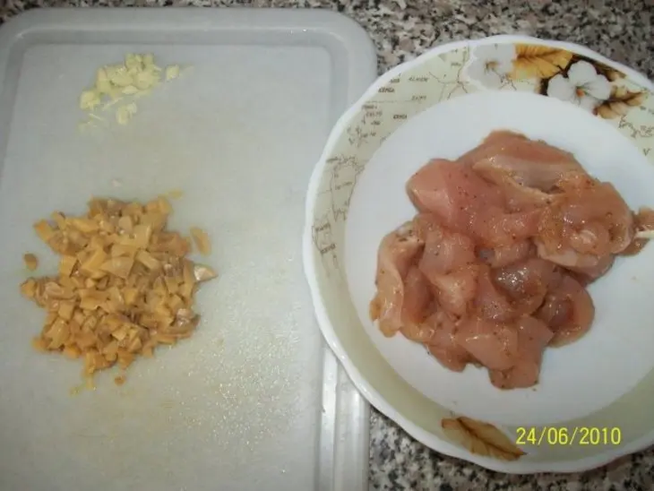 Палочки слоеные с курицей и грибами.: шаг 1
