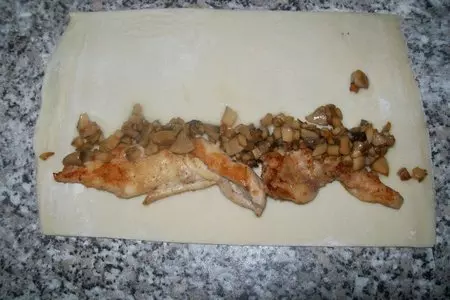 Палочки слоеные с курицей и грибами.: шаг 2