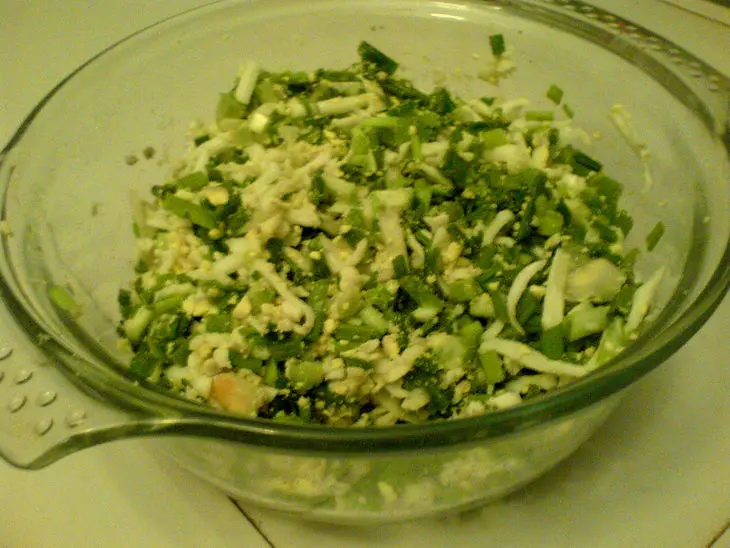 Жареные пирожки с зелёным луком и яйцом: шаг 1