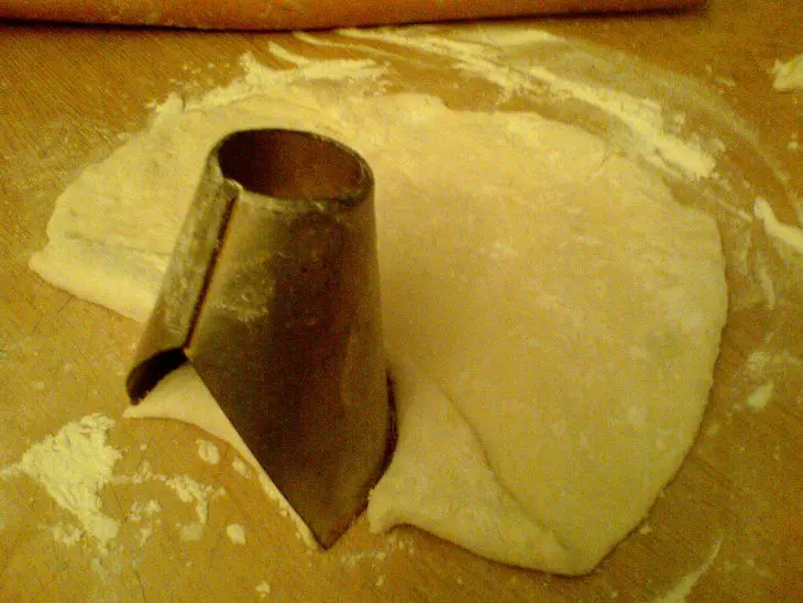 Жареные пирожки с зелёным луком и яйцом: шаг 3