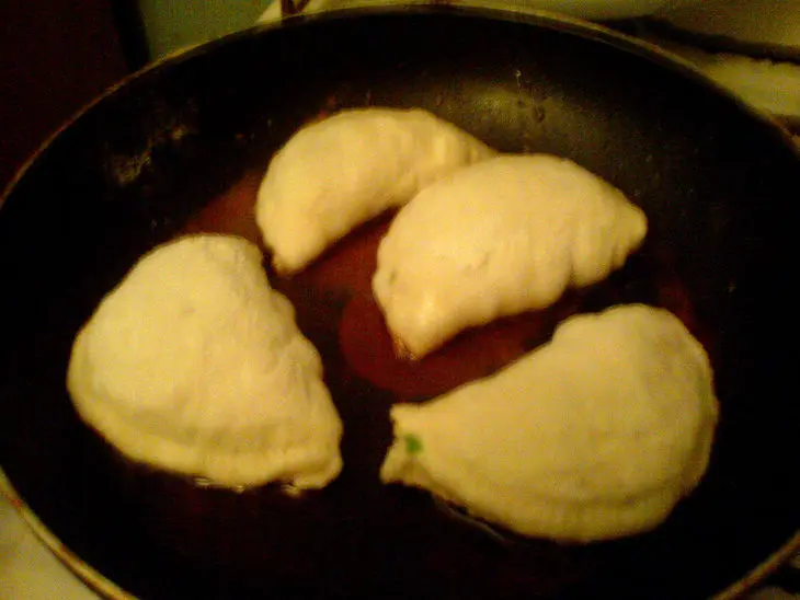 Жареные пирожки с зелёным луком и яйцом: шаг 4