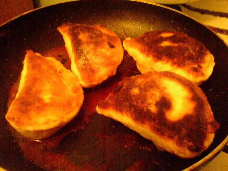 Жареные пирожки с зелёным луком и яйцом: шаг 5