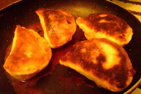 Жареные пирожки с зелёным луком и яйцом: шаг 5