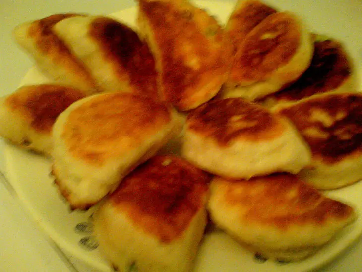 Жареные пирожки с зелёным луком и яйцом: шаг 6
