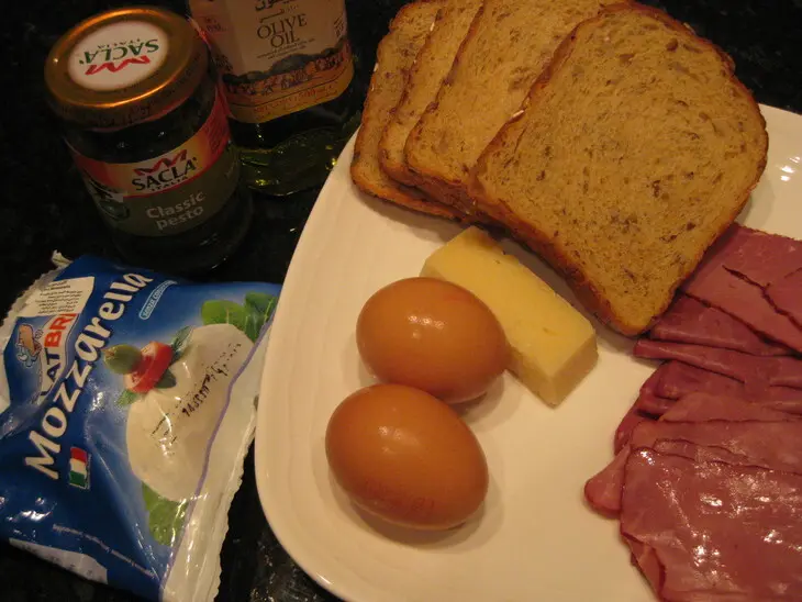 Mozzarella in carrozza: шаг 1