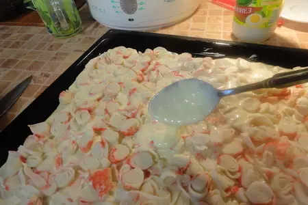 Пицца с крабовыми палочками: шаг 2