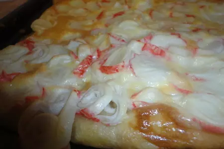 Пицца с крабовыми палочками: шаг 3