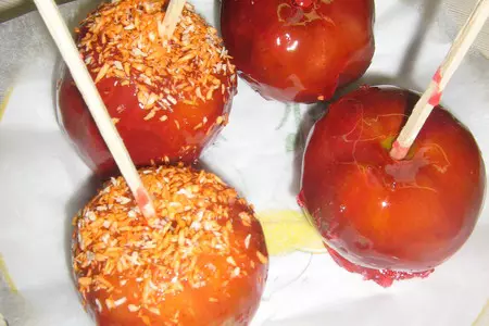 Яблоки на палочках в карамели: шаг 5