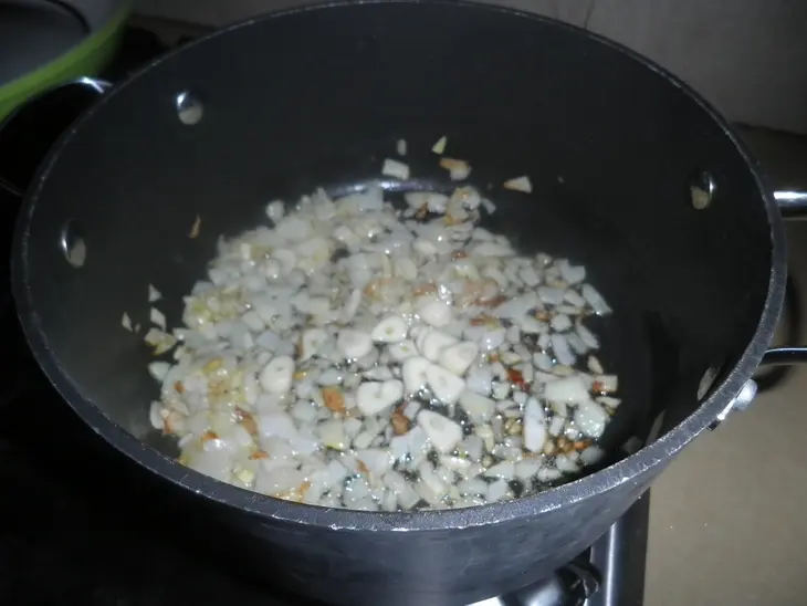 Томатный суп с фасолью и клецками с пармезаном: шаг 2