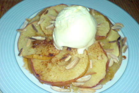 Тёплый яблочно-коричный тарт с ванильным мороженым и клюквенным соусом: шаг 8