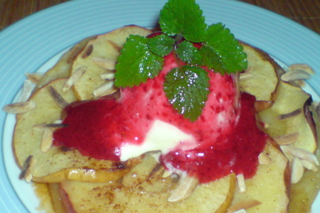 Тёплый яблочно-коричный тарт с ванильным мороженым и клюквенным соусом: шаг 9
