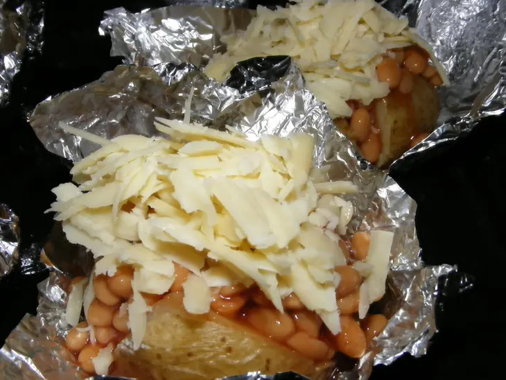 Картофель запеченный с фасолью и сыром(baked potate with beans and cheese): шаг 5