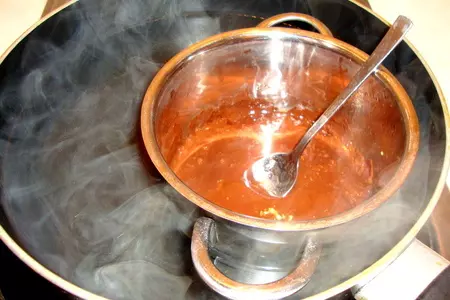 Пикантное мятно-шоколадное фондю с вишнями,шоколадным печеньем и ананасами: шаг 3
