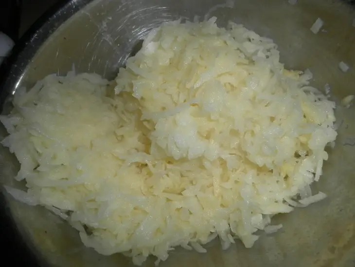 Картофельный рулет с лососем и сыром: шаг 1