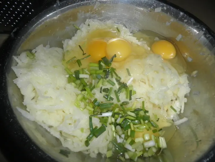 Картофельный рулет с лососем и сыром: шаг 2