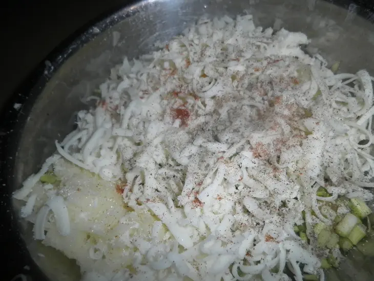 Картофельный рулет с лососем и сыром: шаг 3
