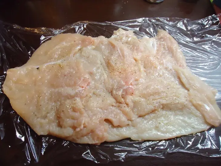 Куриный рулет с fitaki и солеными огурчиками))): шаг 2
