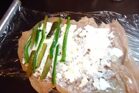 Куриный рулет с fitaki и солеными огурчиками))): шаг 5