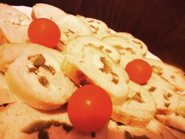 Куриный рулет с fitaki и солеными огурчиками))): шаг 9