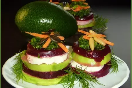 Башенки на закуску из свеклы, авокадо и моцареллы: шаг 2