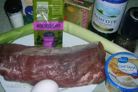 Праздничная  говядина в тесте, начиненная луком пореем: шаг 1