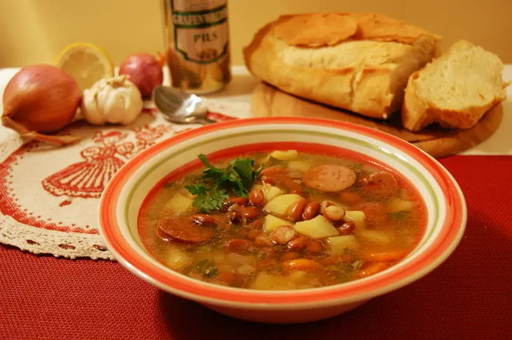 Фасолевый суп с копчёными деревенскими колбасками: шаг 1