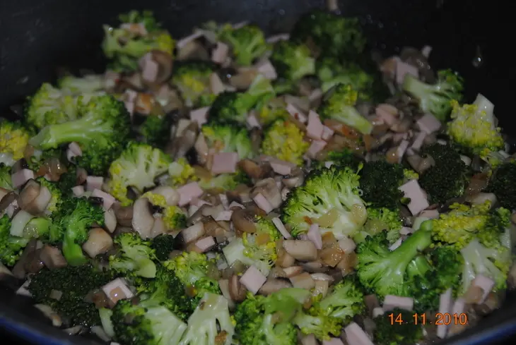 Лоранский пирог с  грибами,ветчиной и брокколи: шаг 3