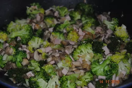 Лоранский пирог с  грибами,ветчиной и брокколи: шаг 3