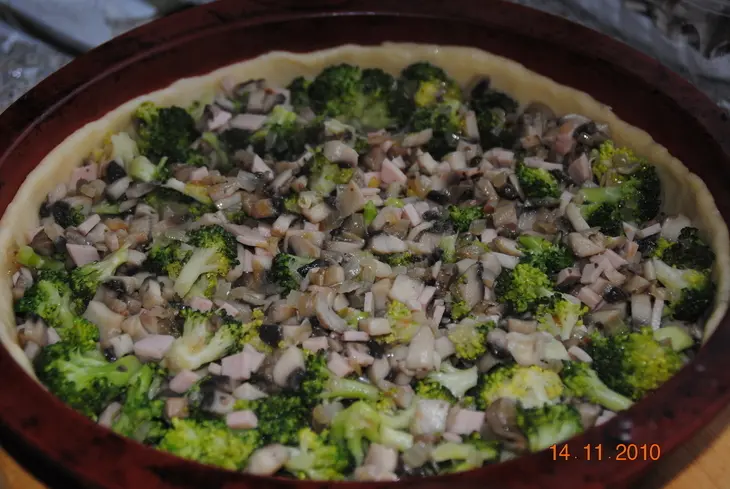 Лоранский пирог с  грибами,ветчиной и брокколи: шаг 6
