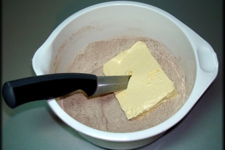 Шоколадный пирог из песочно-орехового теста с курагой и цитрусовыми.: шаг 4