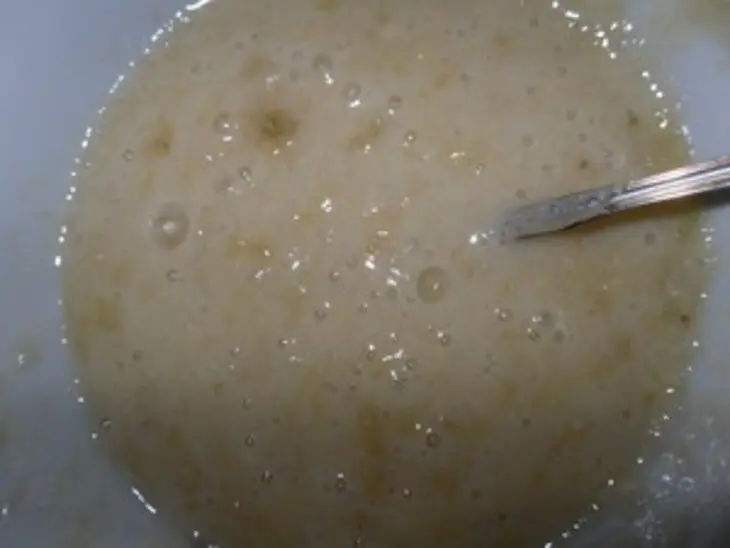 Яблочно-банановые квадратики с изюмом: шаг 3