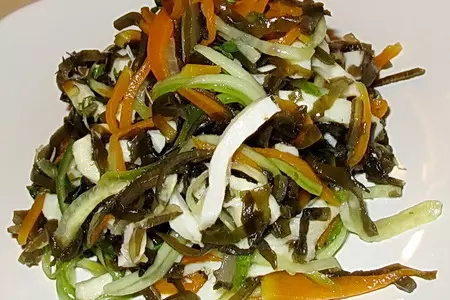 Салат из морской капусты с кальмарами: шаг 3
