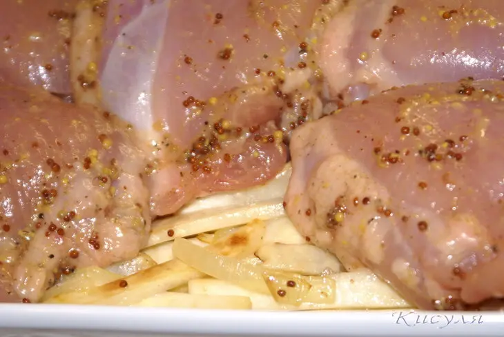 Куриные бёдра с яблоками на подушке из сельдерея: шаг 5