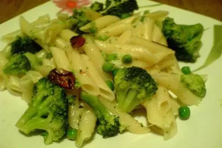 Пенне с брокколи, горошком и чесноком: шаг 1