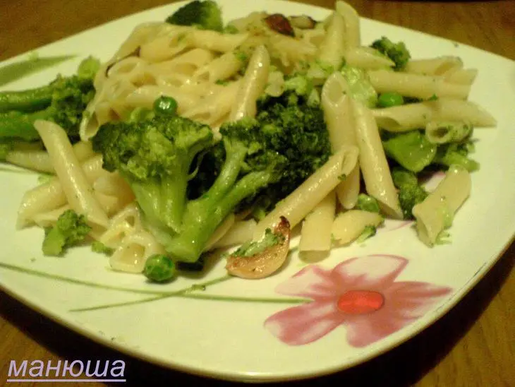 Пенне с брокколи, горошком и чесноком: шаг 3