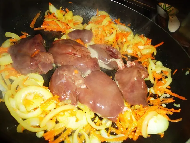 Печеночный паштет "сливочный с чесночком и кедровыми орешками": шаг 2