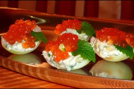 Закуска "луковые чарки" с икрой: шаг 2