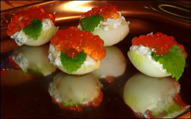 Закуска "луковые чарки" с икрой: шаг 3