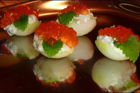Закуска "луковые чарки" с икрой: шаг 3