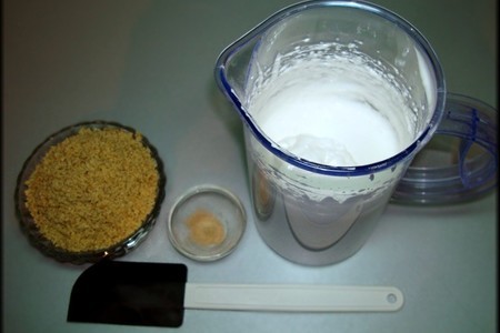 Пирог "мишка" с орехово-белковой начинкой и шоколадной глазурью.: шаг 10