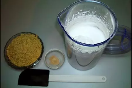 Пирог "мишка" с орехово-белковой начинкой и шоколадной глазурью.: шаг 10