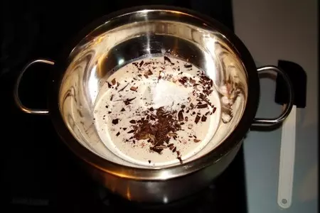 Пирог "мишка" с орехово-белковой начинкой и шоколадной глазурью.: шаг 16