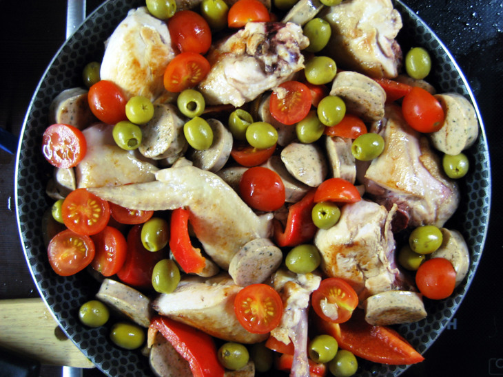Курица с перцем, черри, оливками и вином: шаг 7