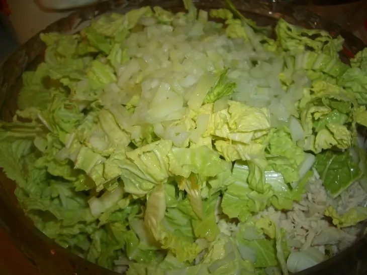 Салат из китайской капусты с курицей: шаг 2
