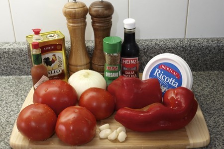 Суп из запеченных помидор и перцев с брынзой: шаг 1