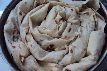 Ленивый мясной пирог с лавашом: шаг 4