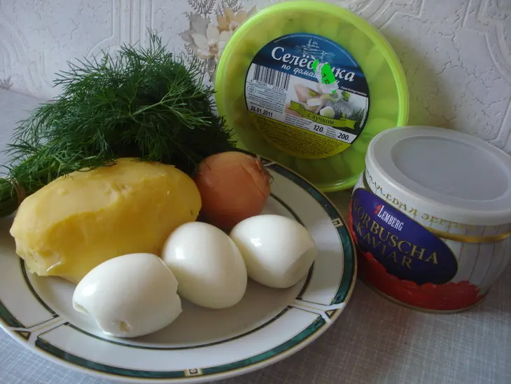 Салат "селёдка в раю": шаг 1