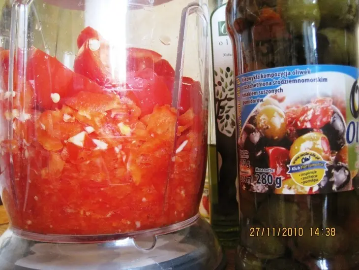 Курица в пюре из болгарского перца, оливок, маслин и вяленых помидор.: шаг 2